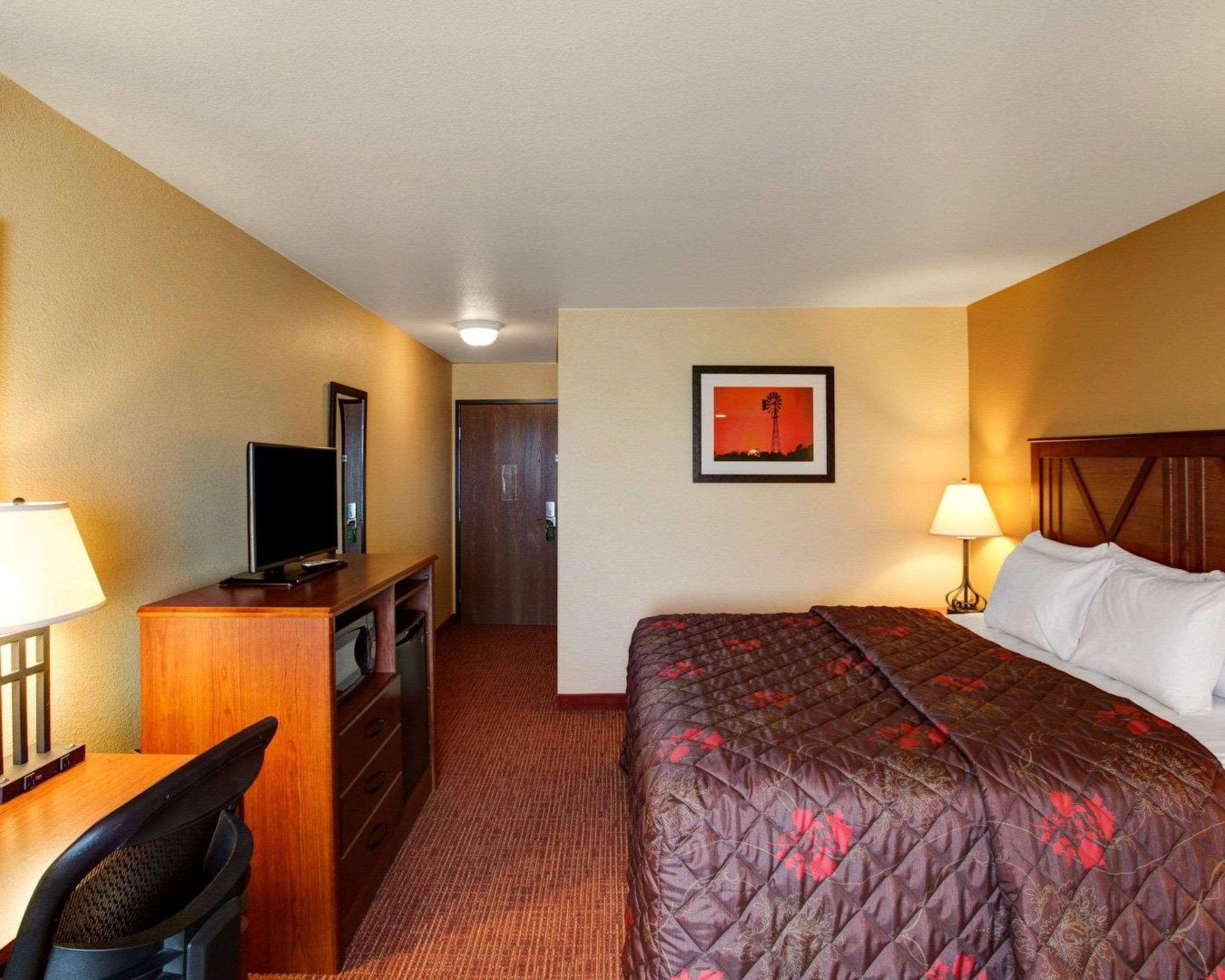 Rodeway Inn & Suites Phillipsburg Exterior photo